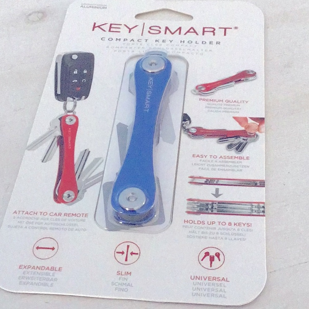 Compact Key Holder ideal to keep your keys in one spot new in box in blue